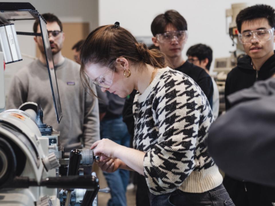 Students use high-tech machinery.